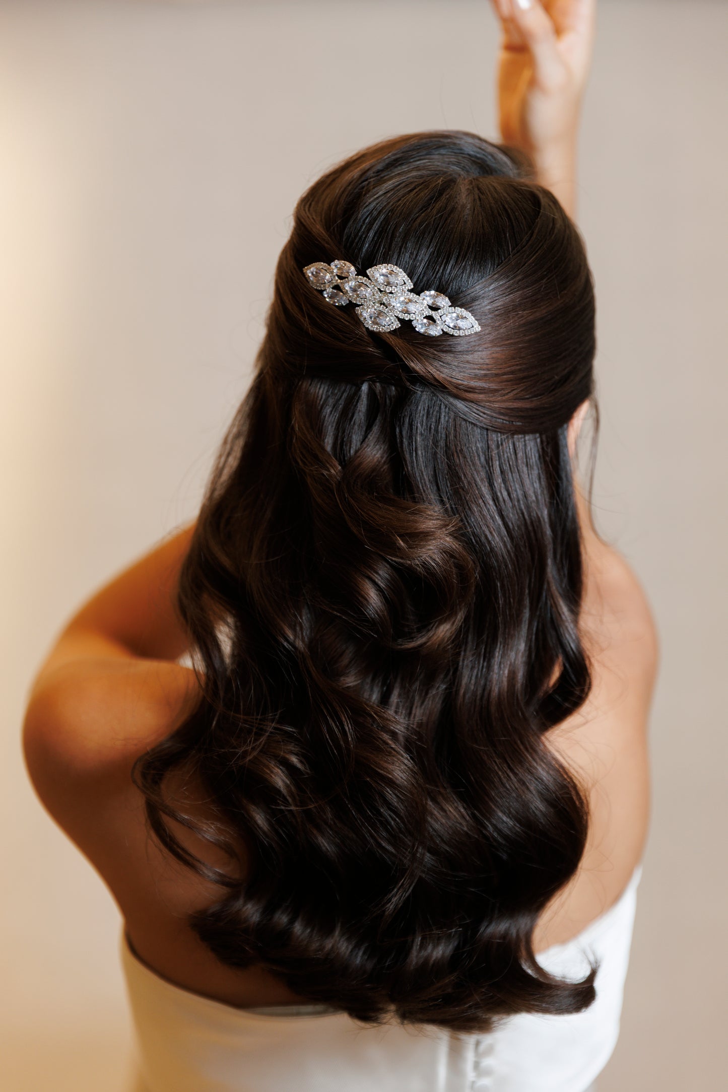 Pente prateado com cristais ovais.