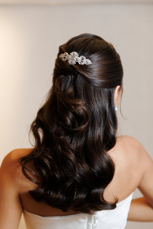 Pente prateado com cristais ovais.